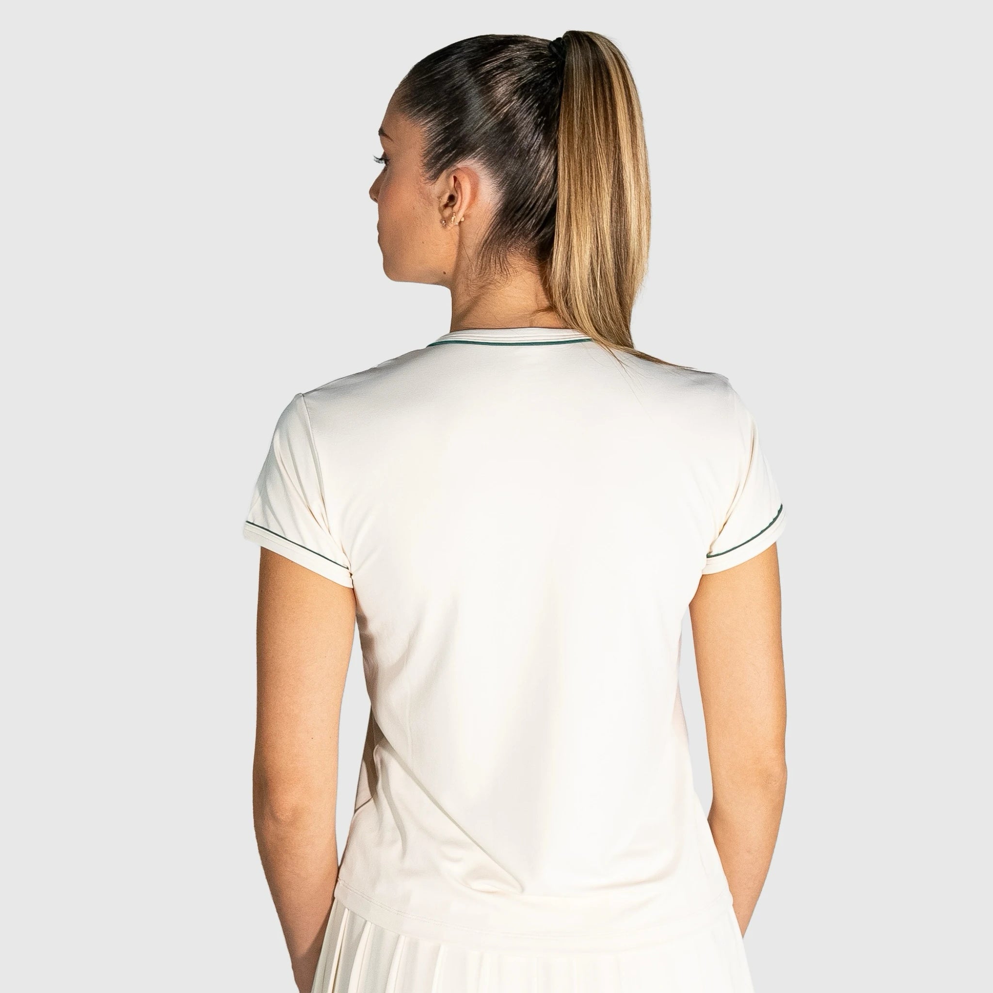 Woman wearing a New Regular Padel shirt with a plain background