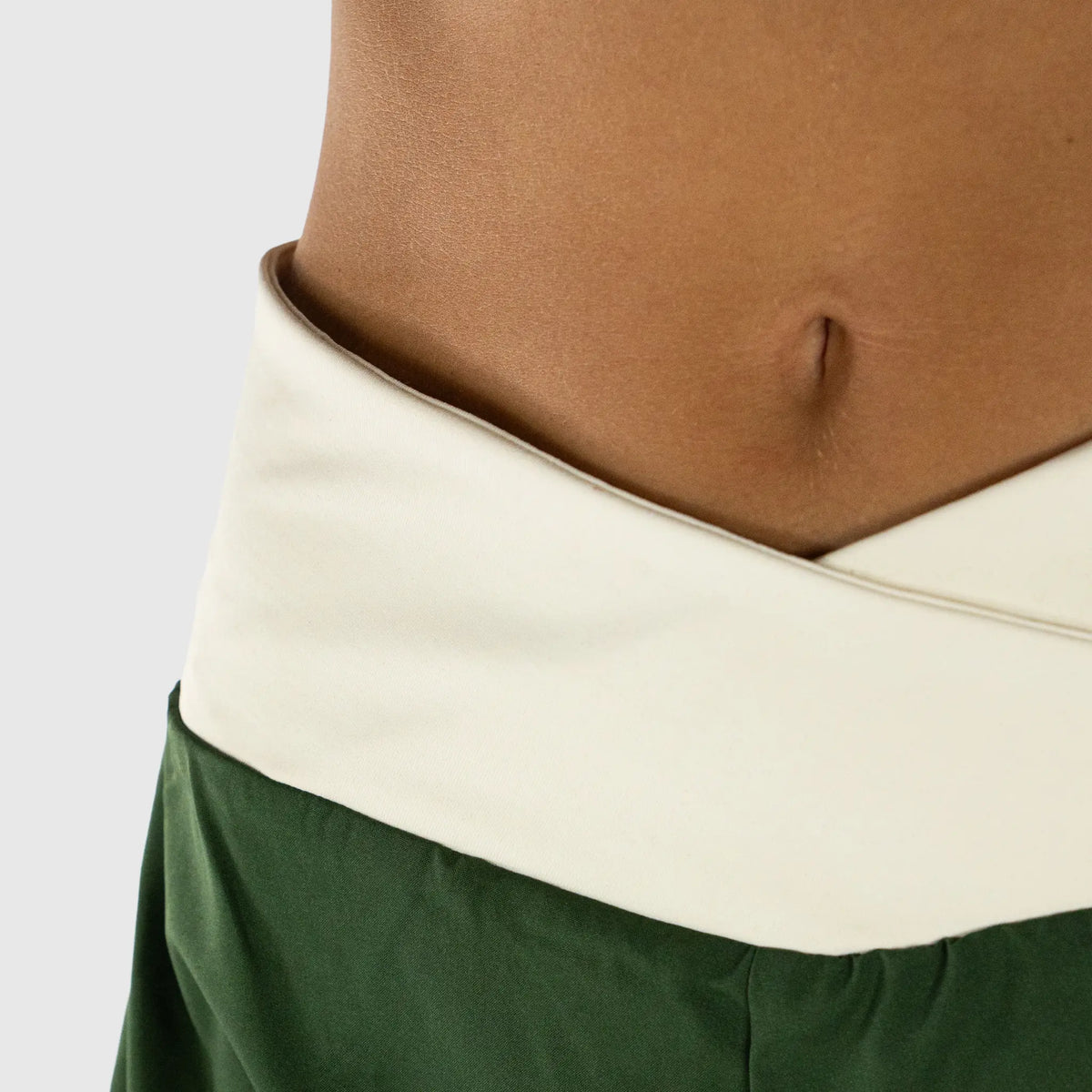 Edge Shorts Green — Close-up Detail