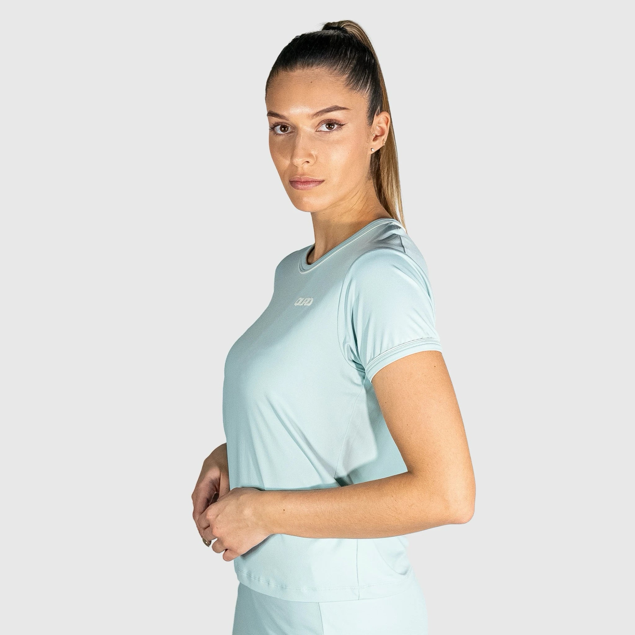 Woman wearing a New Regular Padel shirt  on a white background