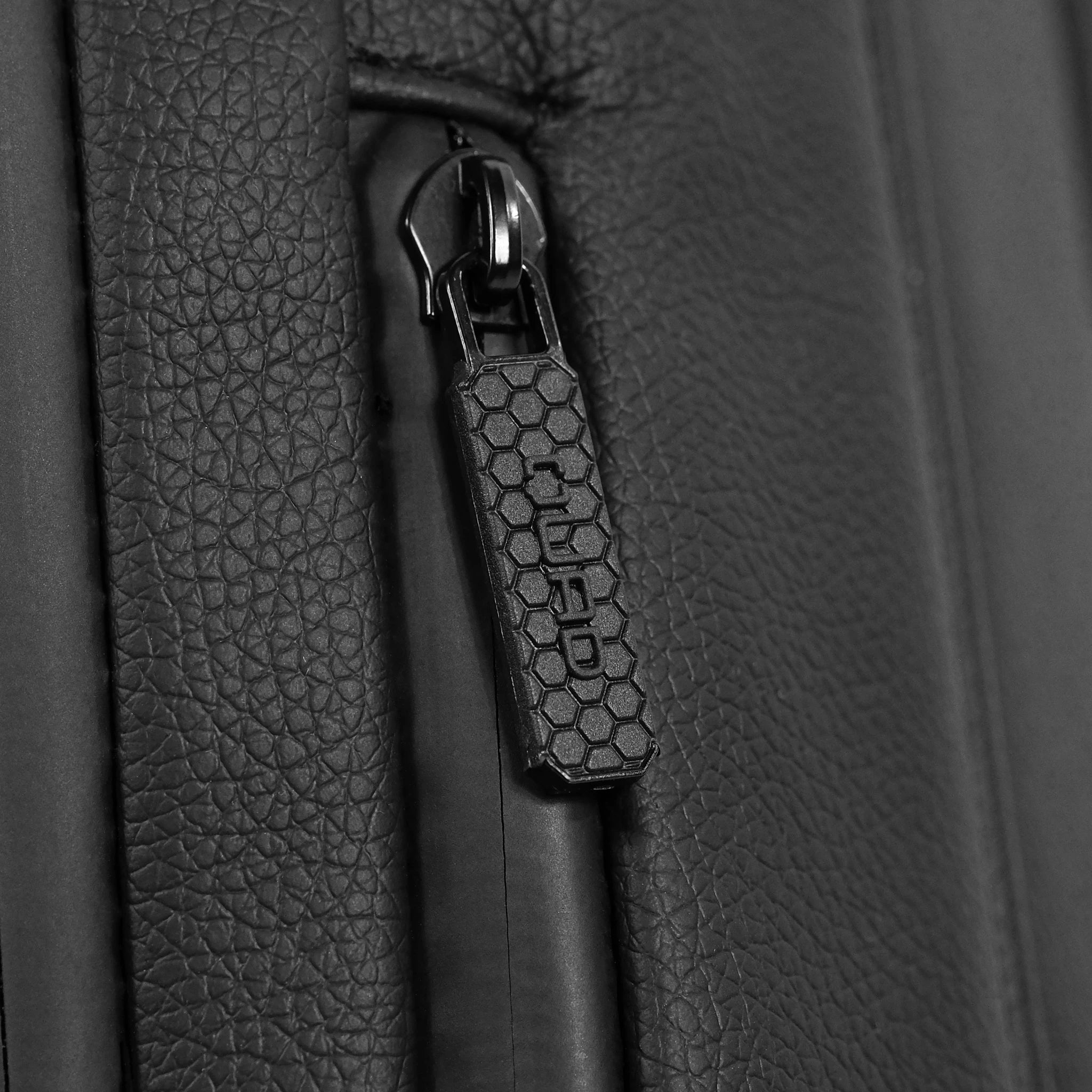 Quad Padel Racket individual bag - zip detail